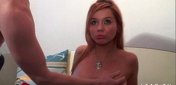  Jeune petite rousse demontee dans un plan a 3 interracial pour son casting porno